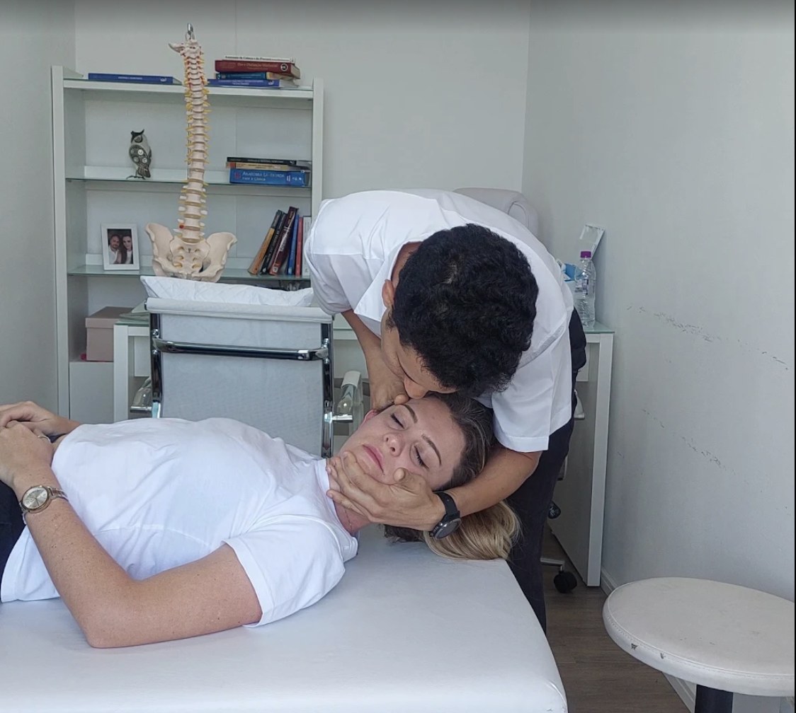 Dr. Frederico Bezerra em atendimento de osteopatia